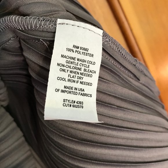 NWOT. FORGOTTEN GRACE grey pleated skirt, size Medium.  NEVER WORN. - Picture 4 of 4